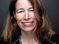 Lire ensemble les textes d’Anne Dufourmantelle. Ecouter. Les laisser résonner, observer ce qui nous touche, semble vouloir nous éveiller. Puis Ecrire. S'autoriser. Soi-même, écrire. Au contact de sa plume et de sa pensée, soi-même, se laisser traverser, se laisser écrire. Puis dire et partager. « L’éloge du risque », « Puissance de la douceur », « La sauvagerie maternelle », « Défense du secret »…quelques titres de l’importante bibliographie d’Anne Dufourmantelle, psychanalyste, philosophe, romancière. Une pensée profonde et accessible pour aborder les schèmes qui nous agissent. Une pensée profondément humaniste, qui sait, par la beauté de sa plume, toucher l’âme et le cœur. Par la lecture, une invitation à questionner ce qui nous agit, et par le biais de cet atelier d’écriture une invitation à mettre sa créativité en mouvement. Que les mots d’Anne Dufourmantelle puissent ouvrir un espace d’écriture, un espace où l’introspection se mêle à la poésie, où la narration peut devenir nouvelle liberté d’être. Permettre à la puissance de ses mots, d’éveiller en chacun son chemin propre à l’écriture, un chemin pour se dire, se contredire, s’offrir, se laisser écrire, tisser ensemble des bribes de soi, sur le papier puis par la voix, redessiner des voies possibles.